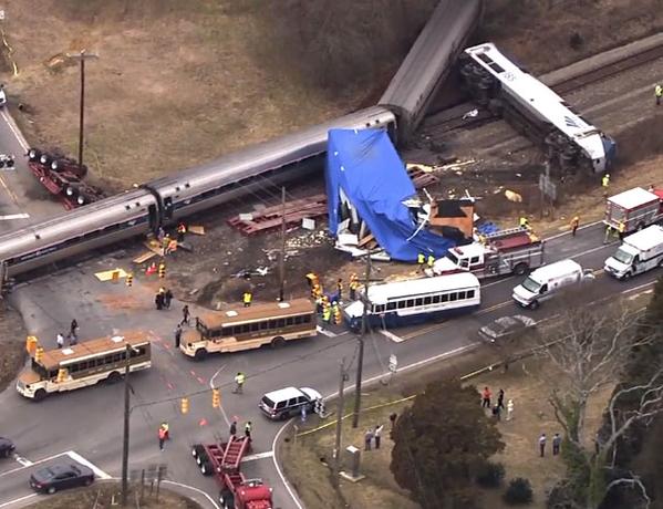 Tren de pasajeros descarrila tras chocar con camión en Carolina del Norte