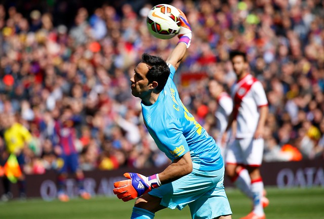 Claudio Bravo se mantiene entre los mejores arqueros de las ligas europeas