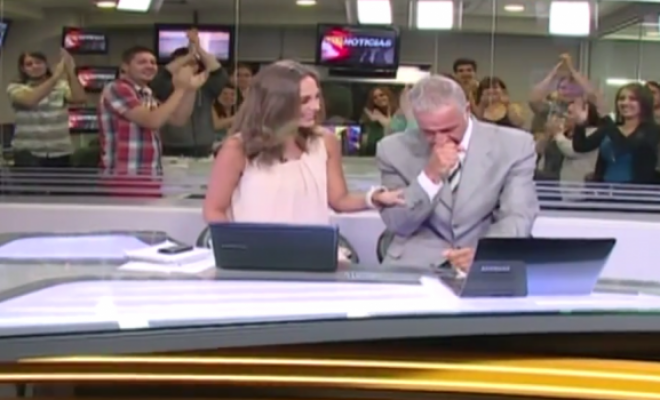 Periodista Eduardo Riveros se despide en vivo y no logra contener las lágrimas