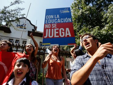 Estudiantes se manifestaron frente a la UDI por caso Penta