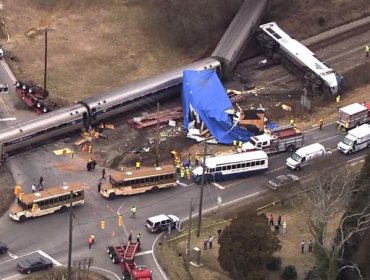 Tren de pasajeros descarrila tras chocar con camión en Carolina del Norte