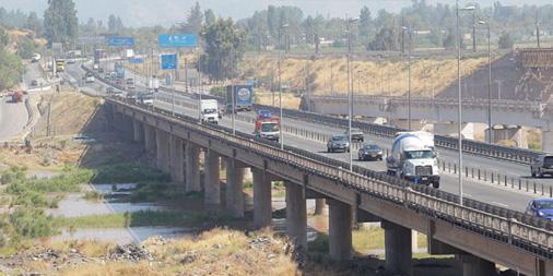 Trabajos en el puente Maipo producen gran atochamiento vehicular rumbo a Santiago