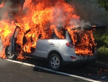 Vehículo se incendia en Costanera Norte cerca del aeropuerto