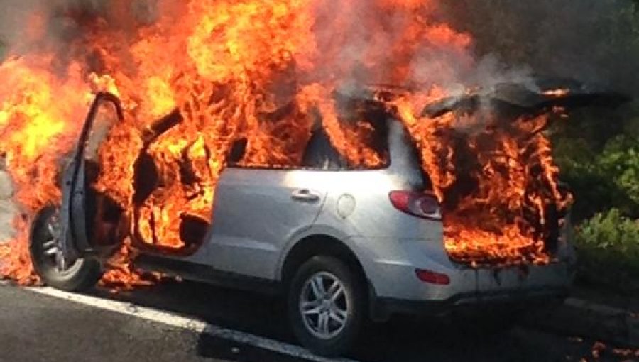 Vehículo se incendia en Costanera Norte cerca del aeropuerto