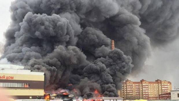 Rusia: Al menos un muerto y 27 heridos deja incendio en centro comercial