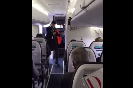 Video: Azafata dejó locos a los pasajeros bailando en un vuelo