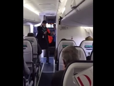 Video: Azafata dejó locos a los pasajeros bailando en un vuelo