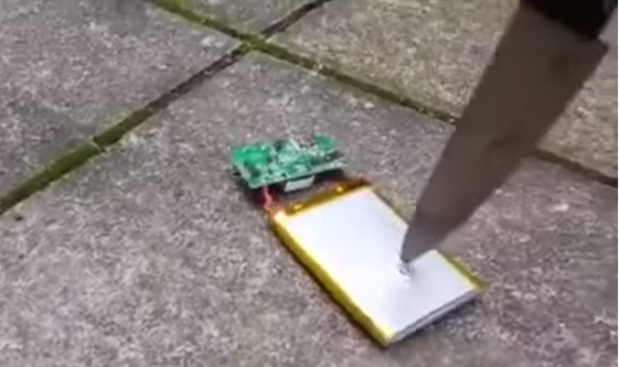 Impresionante video: Mira lo que pasa cuando clavas un cuchillo a una batería de celular