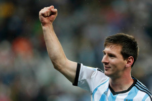 Video: Actriz ucraniana se tatuó en grande a Lionel Messi en su pecho