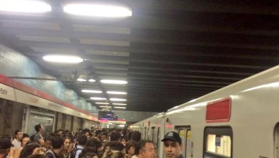 Evacúan Estación del Metro Salvador y Línea 1 tiene gran congestión