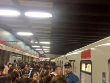 Evacúan Estación del Metro Salvador y Línea 1 tiene gran congestión