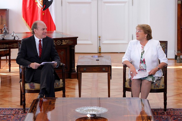 Senadores entregan 20 propuestas a Bachelet para aumento de penas por delitos de "cuello y corbata"