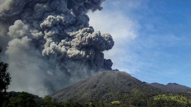 Volcán en Costa Rica suma siete erupciones en dos días