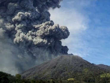 Volcán en Costa Rica suma siete erupciones en dos días