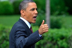 Video: Barack Obama se atreve a leer tweets hirientes en su contra