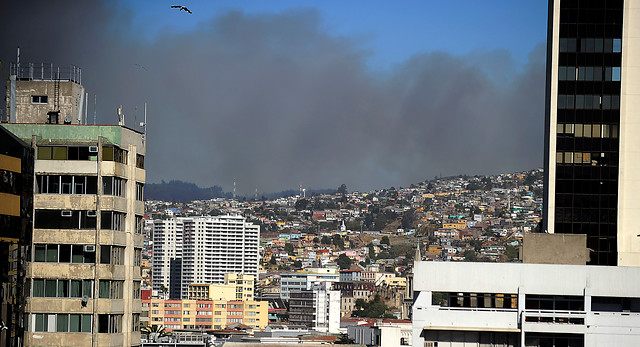 Nuevo balance Onemi: 15 bomberos lesionados y sólo 30 damnificados en albergues.