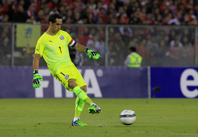 Claudio Bravo avala concentración en Europa por las "tentaciones" en Chile