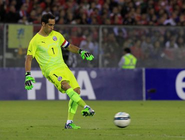 Claudio Bravo avala concentración en Europa por las "tentaciones" en Chile