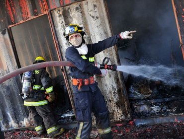 Conaf alerta sobre preocupante situación del país con 12 incendios activos y peligrosos