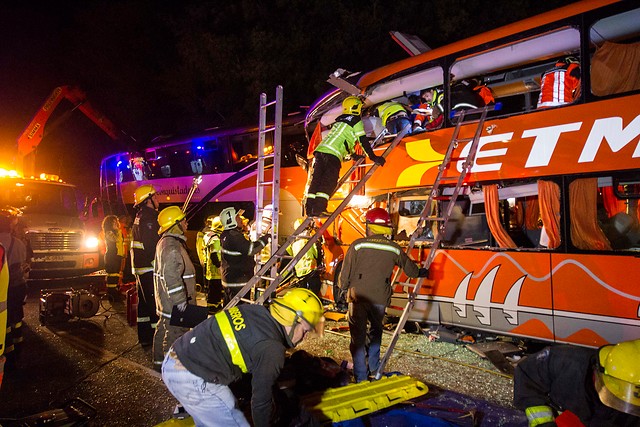 Un fallecido y 38 heridos deja choque de buses en camino a Gorbea en la ruta 5 Sur