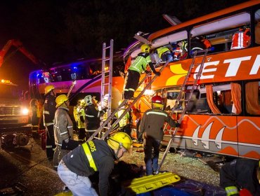 Un fallecido y 38 heridos deja choque de buses en camino a Gorbea en la ruta 5 Sur