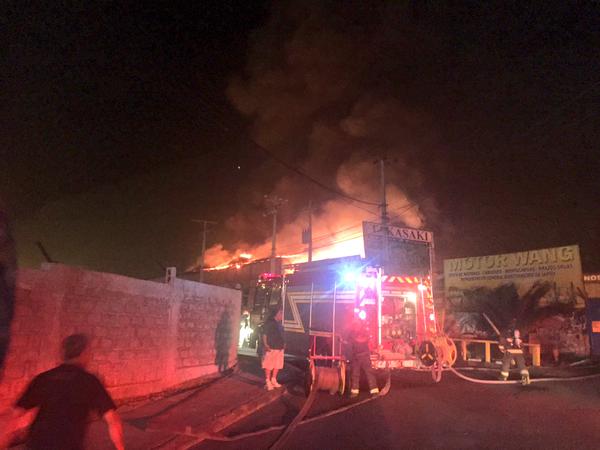 Incendio destruye dos galpones de la Zona Franca de Iquique