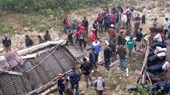 Nepal: Al menos 18 muertos tras caer bus por un precipicio