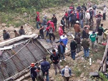 Nepal: Al menos 18 muertos tras caer bus por un precipicio