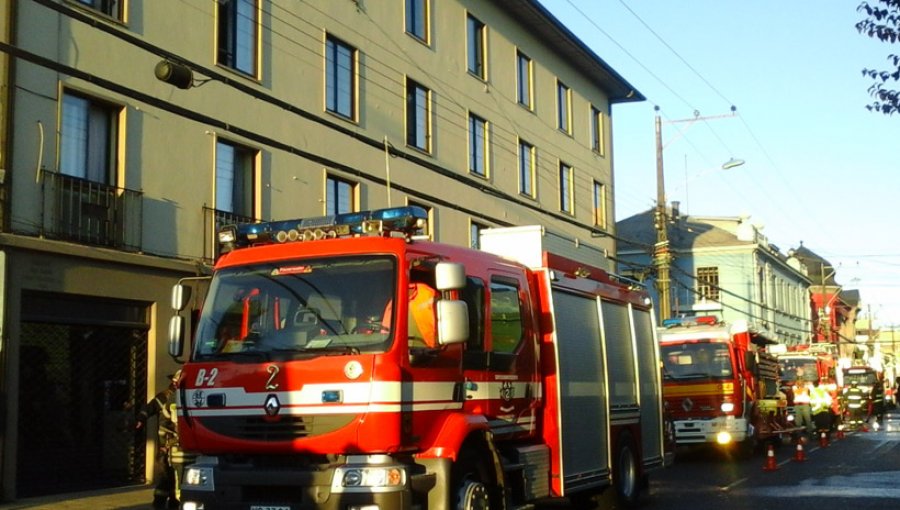 Un matrimonio de Osorno salvó ileso tras incendio que afectó a su departamento