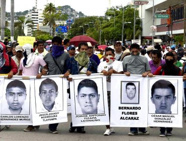 Los padres de 43 estudiantes desaparecidos en México harán toma de embajadas