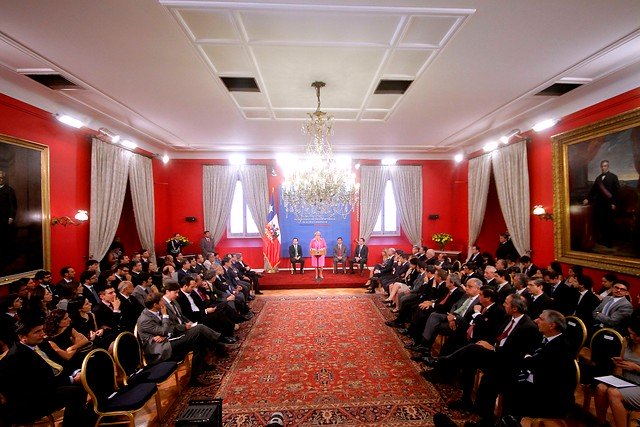 Presidenta Bachelet firma proyecto que establece hasta 10 años de cárcel para el delito de colusión