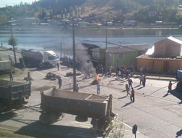 Pescadores de Castro realizan protesta bloqueando acceso norte a la ciudad