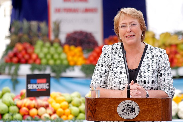 Presidenta Bachelet anunció inversión de $1.670 millones para modernización de ferias libres en 2015