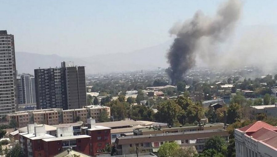 Incendio en fábrica de estructuras metálicas cerca de Estación Central