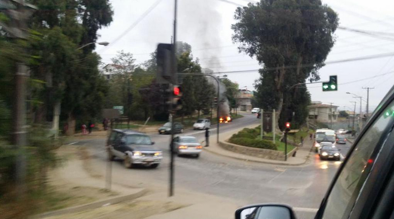 Automóvil se incendió en sector Tranque Sur de Viña del Mar