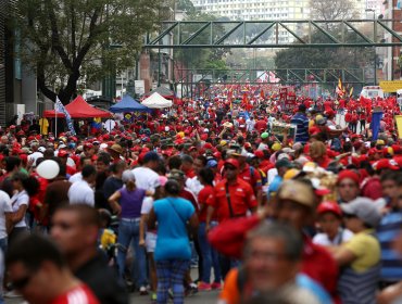 Miles de empleados públicos venezolanos marchan en apoyo a Maduro ante EEUU