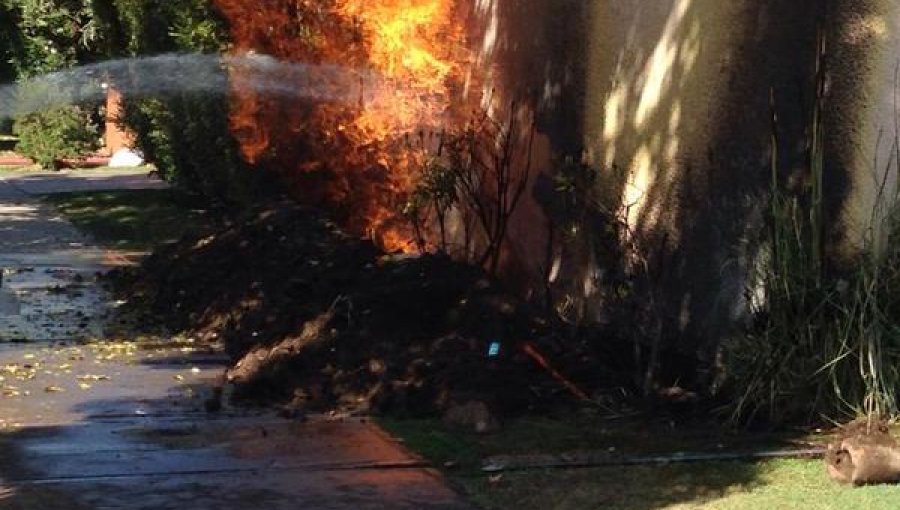 Incendio producto de un escape de gas amenaza una casa en la comuna de Peñalolén