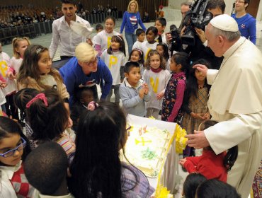 El papa dona más de 500 kilos de alimentos a un barrio pobre de Roma