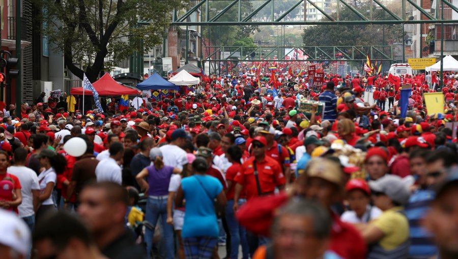 Miles de empleados públicos venezolanos marchan en apoyo a Maduro ante EEUU