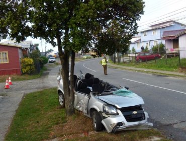 Dos hombres resultan lesionados tras chocar contra un árbol en Puerto Montt