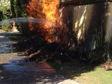 Incendio producto de un escape de gas amenaza una casa en la comuna de Peñalolén