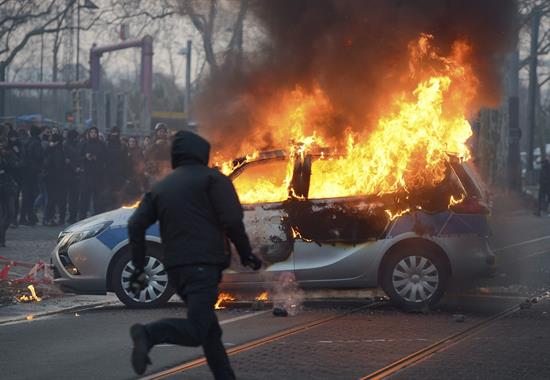 La Policía retiene temporalmente a 350 personas en Fráncfort