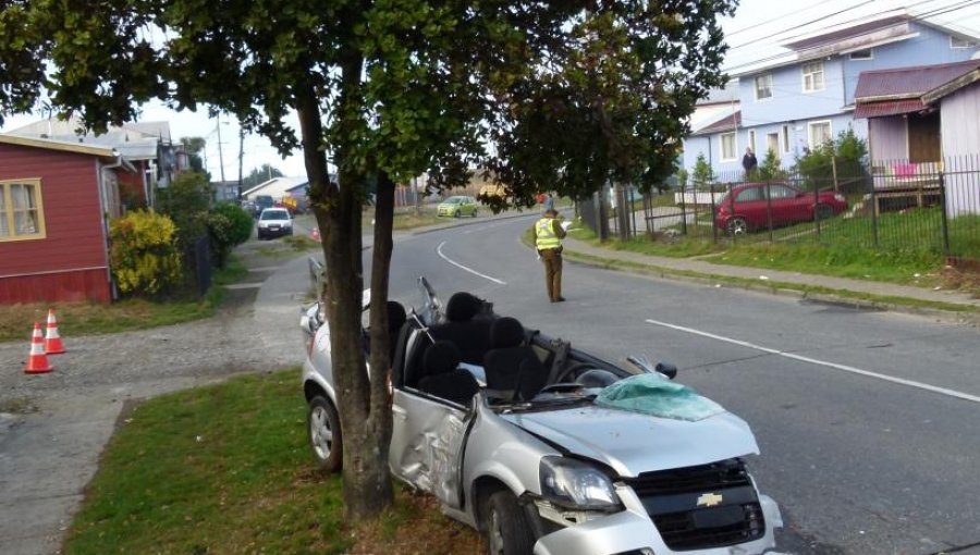 Dos hombres resultan lesionados tras chocar contra un árbol en Puerto Montt