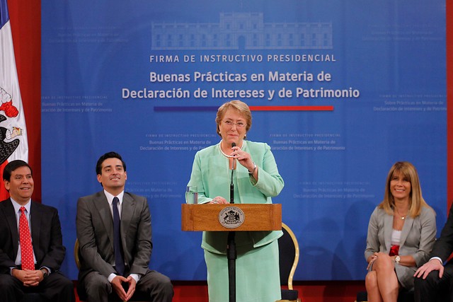 Bachelet firma instructivo que obliga a ex presidentes a realizar declaración de intereses y patrimonio de por vida