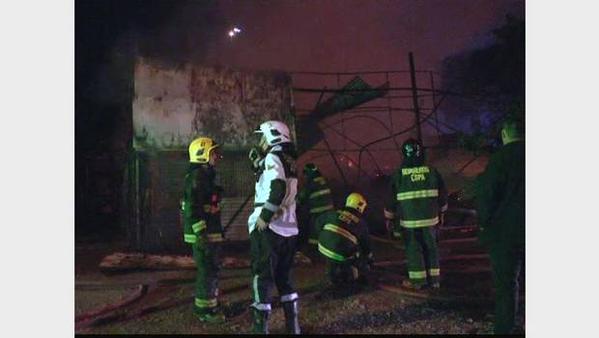 Un incendio destruyó dos mueblerías en Puente Alto