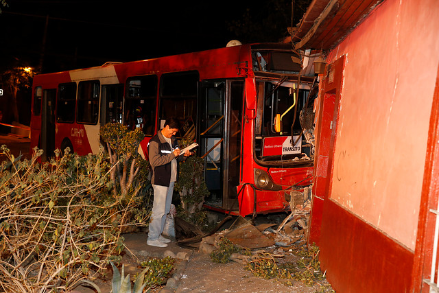 Bus del Transantiago choca con auto e impacta en vivienda en Independencia