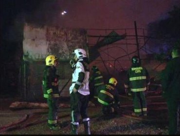 Un incendio destruyó dos mueblerías en Puente Alto