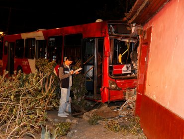 Bus del Transantiago choca con auto e impacta en vivienda en Independencia