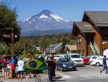 Autoridades mantienen alertas Naranja y Amarilla para Pucón por actividad del volcán Villarrica