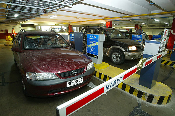 Comisión de la Cámara aprobó gratuidad de estacionamientos, menos en zonas saturadas